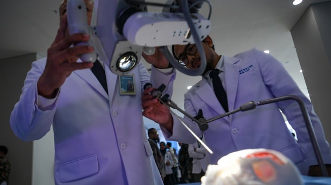Sejumlah dokter melakukan uji coba alat Endoscope dan Exoscope untuk operasi syaraf micro ke lokasi operasi yang sulit di jangkau saat peresmian Gedung Layanan Terpadu dan Institut Neurosains Nasional Rumah Sakit Pusat Otak Nasional Prof. Dr. dr. Mahar Mardjono, Jakarta, Selasa (26/8/2025). [ANTARA FOTO/Muhammad Adimaja/nz]
