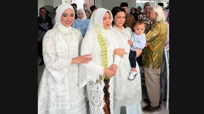 Ayudia Bing Slamet tampak ikut mendampingi sang ibu saat hendak prosesi ijab kabul. [TiKTok]