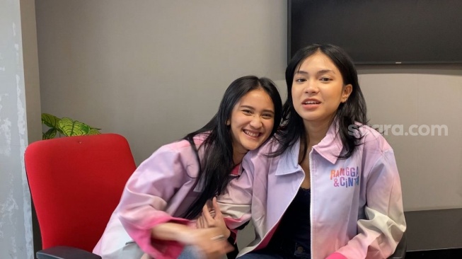 Leya Princy dan Jasmine Nadya, pemeran film Rangga & Cinta saat berkunjung ke kantor Suara.com pada Selasa, 26 Agustus 2025. [Suara.com/Tiara Rosana]