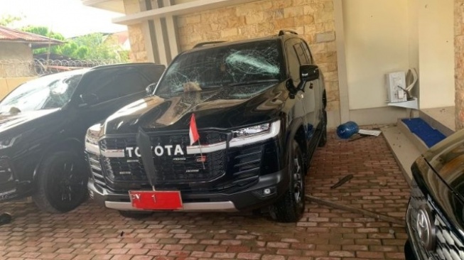 Toyota Land Cruiser Gubernur Elisa Kambu Rusak Dilempar Pengunjuk Rasa