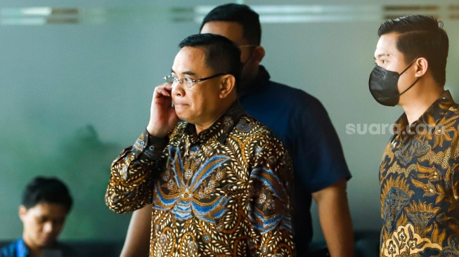 Bupati Pati Sudewo usai menjalani pemeriksaan di Gedung KPK RI, Jakarta, Rabu (27/8/2025). [Suara.com/Alfian Winanto]
