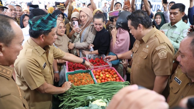 Mendagri Muhammad Tito Karnavian meninjau harga kebutuhan sehari-hari di pasar lokal (Dok: Kemendagri)