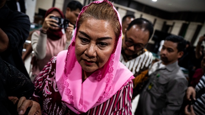 Terdakwa kasus dugaan korupsi pengadaan barang dan jasa tahun 2023-2024 Hevearita Gunaryanti Rahayu (kedua kiri) bersama suaminya Alwin Basri (kedua kanan) berjalan keluar usai menjalani sidang putusan di Pengadilan Tipikor Kota Semarang, Jawa Tengah, Rabu (27/8/2025). [ANTARA FOTO/Aprillio Akbar/bar]