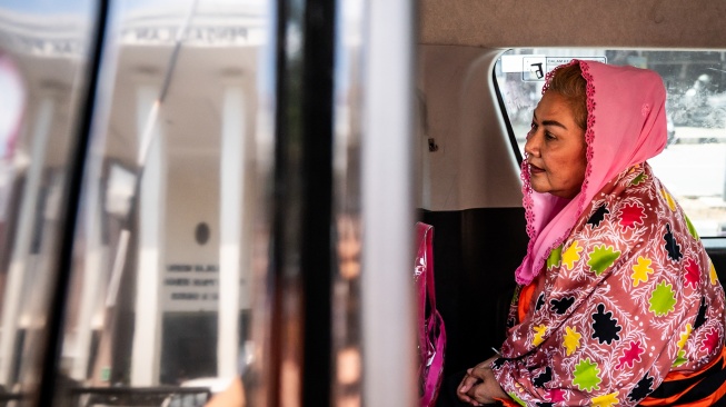 Terdakwa kasus dugaan korupsi pengadaan barang dan jasa tahun 2023-2024 Hevearita Gunaryanti Rahayu berada di dalam mobil tahanan usai mengikuti sidang putusan di Pengadilan Tipikor Kota Semarang, Jawa Tengah, Rabu (27/8/2025). [ANTARA FOTO/Aprillio Akbar/bar]
