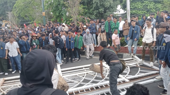 Gerbang DPRD NTB Dijebol Lagi, Protes Tunjangan DPR Dan Program MBG Berujung Ricuh