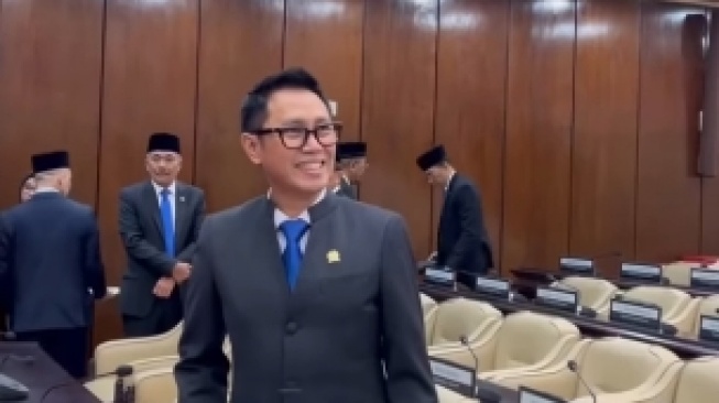 Sekjen PAN Eko Patrio yang kekinian banjir hujatan publik gegara aksi jogetnya seusai sidang tahunan MPR RI viral. (Tangkapan layar/Instagram)