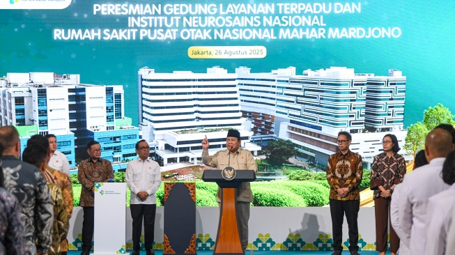 Presiden Prabowo Subianto (tengah) menyampikan pidatonya saat meresmikan Gedung Layanan Terpadu dan Institut Neurosains Nasional Rumah Sakit Pusat Otak Nasional (RSPON) Prof. Dr. dr. Mahar Mardjono, Jakarta, Selasa (26/8/2025). [ANTARA FOTO/Muhammad Adimaja/nz]
