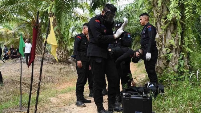 Gegana Cek Sumber Bau Diduga Gas yang Dikeluhkan Warga Aceh Timur