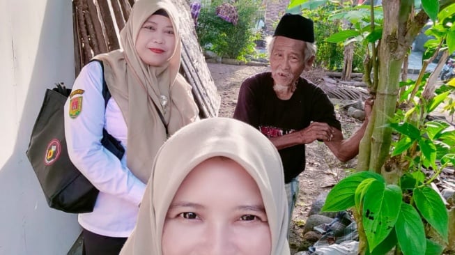 Mbah Dul Salim bersama petugas VDK Kabupaten Magelang [Dok.VDK Kabupaten Magelang]