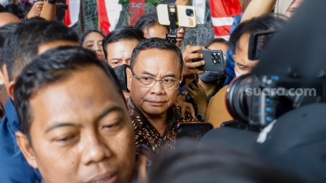 Bupati Pati Sudewo usai menjalani pemeriksaan di Gedung KPK RI, Jakarta, Rabu (27/8/2025). [Suara.com/Alfian Winanto]