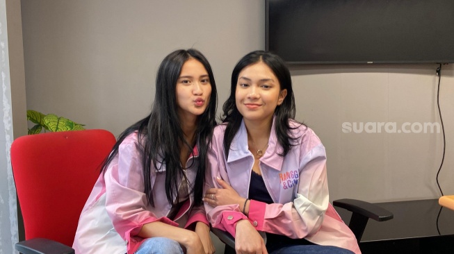 Leya Princy dan Jasmine Nadya, pemeran film Rangga & Cinta saat berkunjung ke kantor Suara.com pada Selasa, 26 Agustus 2025. [Suara.com/Tiara Rosana]