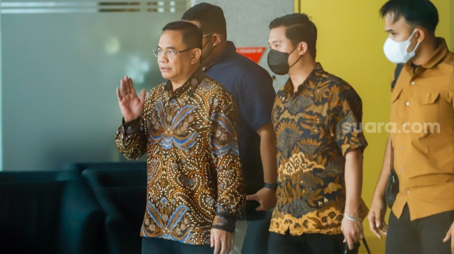 Bupati Pati Sudewo usai menjalani pemeriksaan di Gedung KPK RI, Jakarta, Rabu (27/8/2025). [Suara.com/Alfian Winanto]