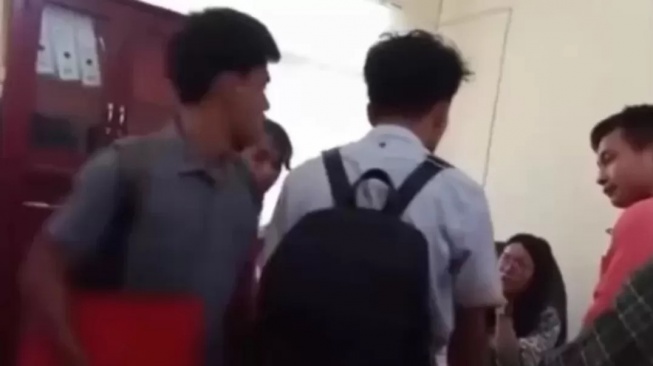 5 Fakta Dosen Lempar Skripsi Mahasiswa di Universitas Nias, Viral Hantam Meja hingga Klarifikasi!