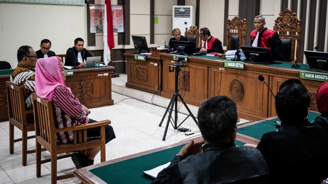 Ketua Majelis Hakim Pengadilan Tipikor Kota Semarang Gatot Sarwadi (kanan) memimpin sidang putusan kasus dugaan korupsi pengadaan barang dan jasa tahun 2023-2024 dengan terdakwa Hevearita Gunaryanti Rahayu (kedua kiri) bersama suaminya Alwin Basri (kiri) di Pengadilan Tipikor Kota Semarang, Jawa Tengah, Rabu (27/8/2025). [ANTARA FOTO/Aprillio Akbar/bar]