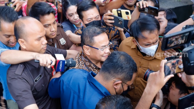 Bupati Pati Sudewo usai menjalani pemeriksaan di Gedung KPK RI, Jakarta, Rabu (27/8/2025). [Suara.com/Alfian Winanto]