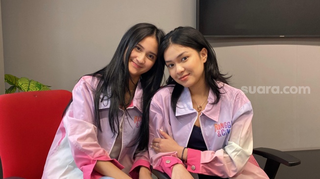 Leya Princy dan Jasmine Nadya, pemeran film Rangga & Cinta saat berkunjung ke kantor Suara.com pada Selasa, 26 Agustus 2025. [Suara.com/Tiara Rosana]