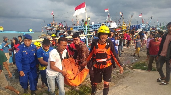 16 Ditemukan, 2 Meninggal: Kisah Tragis Kapal Karam di Lampung, Pencarian Terus Berlanjut