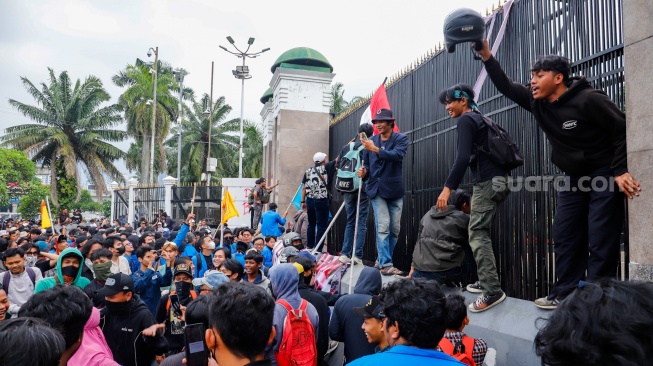 Massa aksi saat menggelar unjuk rasa di depan Gedung DPR RI, Jakarta, Kamis (28/8/2025). [Suara.com/Alfian Winanto]