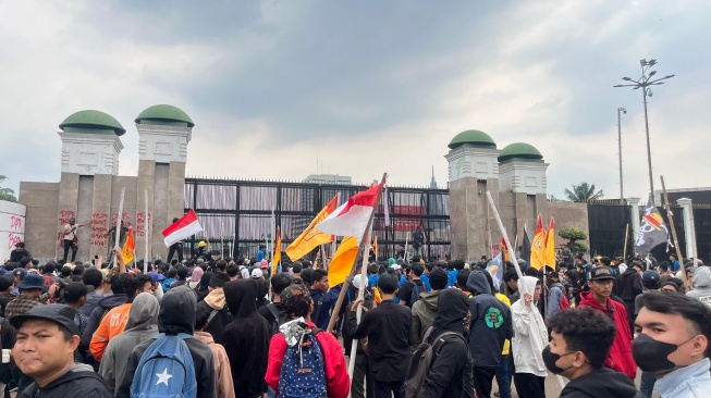 LIVE STREAMING: Demo Buruh 28 Agustus: Gedung DPR dan Istana Jadi Sasaran, 6 Tuntutan Disorot