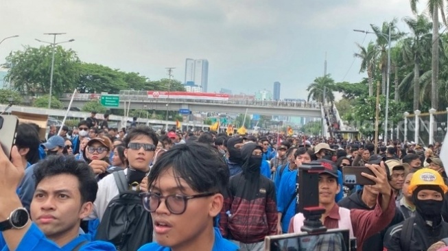 Ratusan mahasiswa menggeruduk Gedung DPR RI, Senayan, Jakarta, pada Kamis (28/8/2025) siang. (Suara.com/M. Yasir)