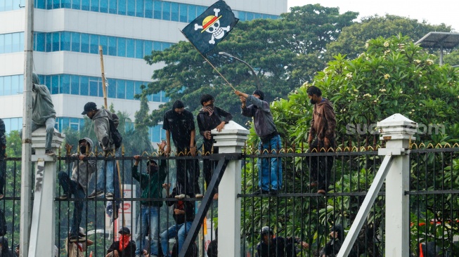 Massa aksi saat menggelar unjuk rasa di depan Gedung DPR RI, Jakarta, Kamis (28/8/2025). [Suara.com/Alfian Winanto]
