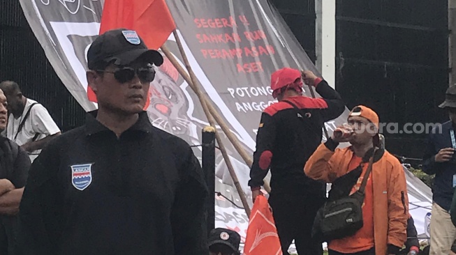 Ribuan buruh yang tergabung dalam aliansi Hostum (Hapus Outsourcing, Tolak Upah Murah) kembali turun ke jalan, menggeruduk Gedung DPR/MPR RI. (Suara.com/ Nur Saylil Inayah)