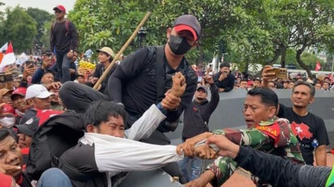 Nekat Nyopet HP di Tengah Aksi Buruh, Pria Ini Diamuk Massa hingga Muntah-muntah