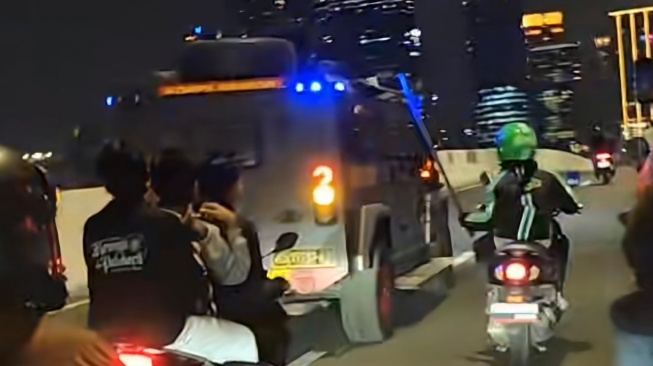 Rantis Brimob Lindas Ojol di Pejompongan: Video Viral Picu Amarah Massa
