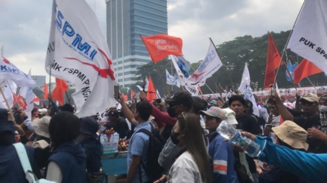 Suara Rani, seorang buruh perempuan asal Indramayu, menggema di depan Gedung DPR/MPR RI, Senayan, Jakarta. (Suara.com/ Nur Saylil Inayah)
