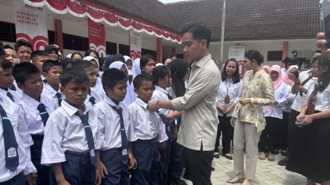 Momen Wapres Gibran Perbaiki Dasi Siswa di Sekolah Rakyat Deli Serdang: Pakai Dasi yang Baik!