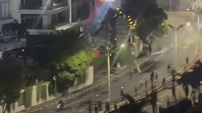 Kericuhan Pecah di Pejompongan, Massa Aksi: Bentar-bentar Lagi Azan