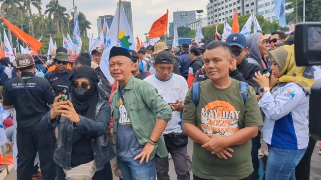 Bang Madun atau Nyak Kopsah ikut meramaikan demo buruh di depan gedung DPR RI, Senayan, Jakarta, Kamis, 28 Agustus 2025.