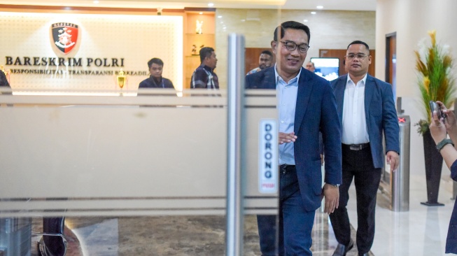 Mantan Gubernur Jawa Barat Ridwan Kamil (tengah) berjalan usai menjalani pemeriksaan di Direktorat Tindak Pidana Siber Bareskrim Polri, Jakarta, Kamis (28/8/2025). [ANTARA FOTO/Indrianto Eko Suwarso/foc]