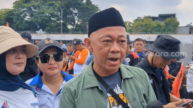 Bang Madun atau Nyak Kopsah ikut meramaikan demo buruh di depan gedung DPR RI, Senayan, Jakarta, Kamis, 28 Agustus 2025.