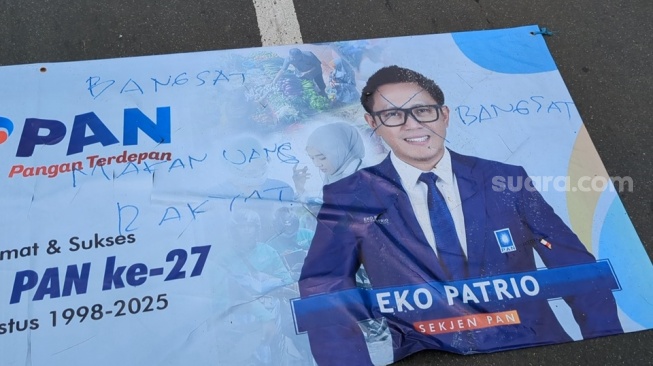 Spanduk Bergambar Eko Patrio Jadi Sasaran Kemarahan dan Makian Massa di Demo Depan DPR