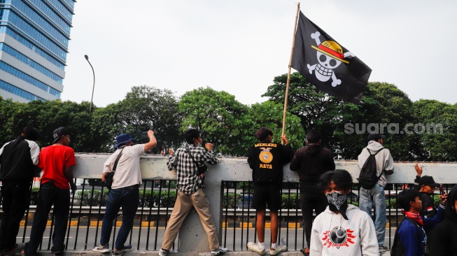 Massa aksi saat menggelar unjuk rasa di depan Gedung DPR RI, Jakarta, Kamis (28/8/2025). [Suara.com/Alfian Winanto]