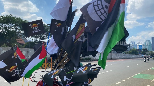 Jaka, penjual bendera One Pice di depan Gedung DPR RI, Jakarta, pada Kamis (28/8/2025). [Suara.com/Muhamad Yasir]