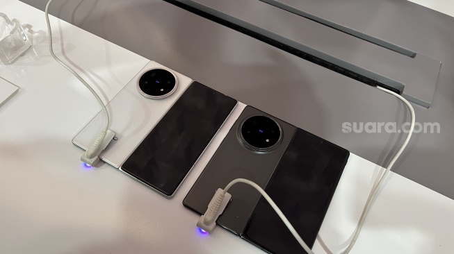 Vivo X Fold 5 yang resmi diluncurkan ke Indonesia pada Kamis (28/8/2025). [Suara.com/Dicky Prastya]