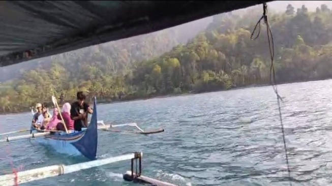Terombang-ambing 1 Jam, Perahu Pembawa Pasien Sesak Napas Diselamatkan Polisi Tanggamus