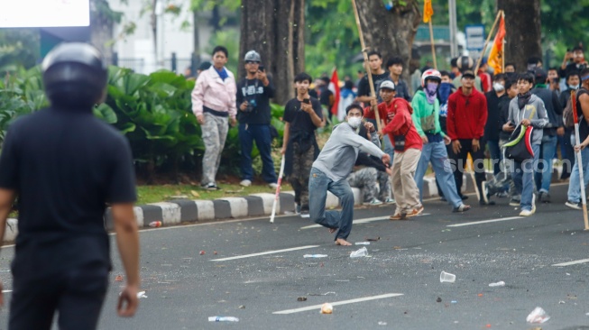 Massa aksi bentrok dengan personel kepolisian di kawasan Senayan saat menggelar unjuk rasa di depan Gedung DPR RI, Jakarta, Kamis (28/8/2025). [Suara.com/Alfian Winanto]