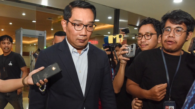 Mantan Gubernur Jawa Barat Ridwan Kamil (tengah) berjalan usai menjalani pemeriksaan di Direktorat Tindak Pidana Siber Bareskrim Polri, Jakarta, Kamis (28/8/2025). [ANTARA FOTO/Indrianto Eko Suwarso/foc]