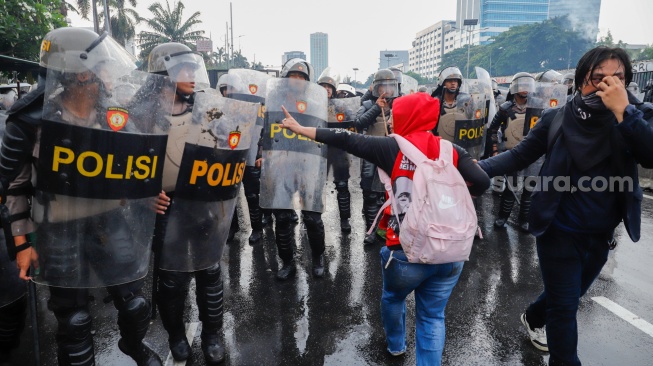 Viral Pendemo Bertemu Kawannya Seorang Polisi di Depan DPR RI: Habis Demo Langsung Nongkrong