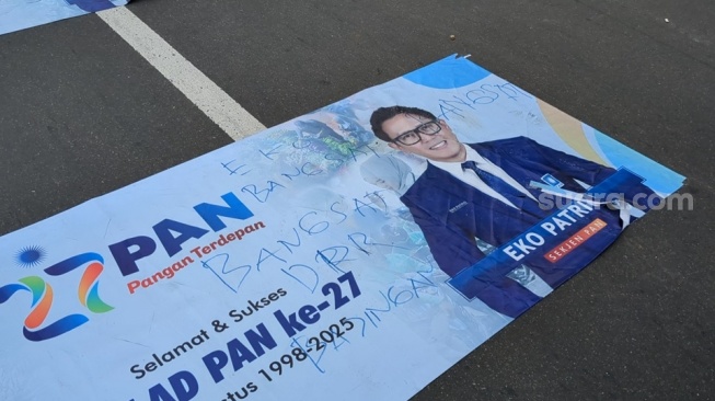 "Wajah" Eko Patrio Jadi Sasaran Makian Buruh di Demo Depan DPR, Kamis (28/8/2025). [Suara.com/Adiyoga Priyambodo]