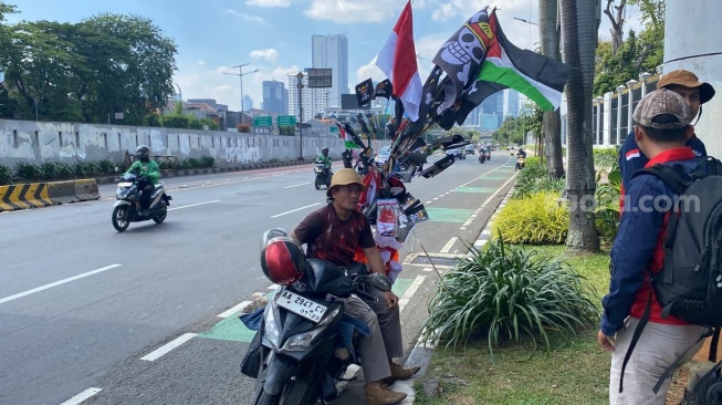 Jual Bendera One Piece di Tengah Demo Buruh di DPR, Jaka: Kalau Nggak Dagang, Saya Mau Ikut!