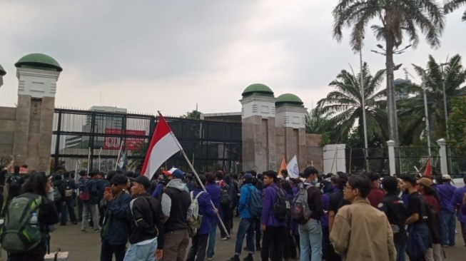 Buruh Bubar Giliran Mahasiswa Geruduk DPR, Panggung Orasi di Senayan Tak Pernah Sepi