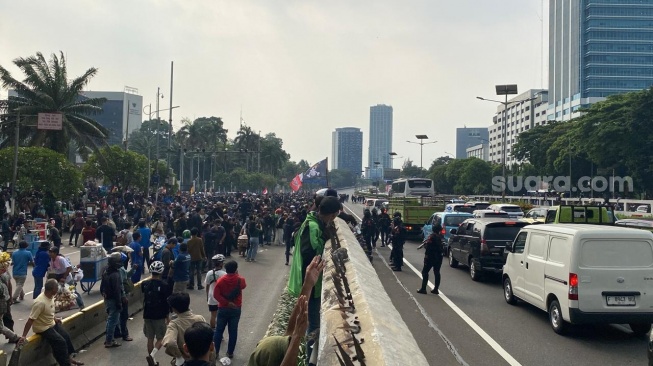 Aksi demonstrasi yang digelar ratusan mahasiswa di depan Gedung DPR RI, Senayan, Jakarta, Kamis (28/8/2025) memicu kemacetan parah. (Suara.com/M Yasir)
