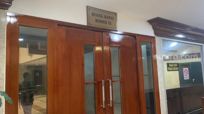 Penampakan ruang rapat Komisi XI DPR yang sepi usai ada imbauan WFH imbas adanya demonstrasi dari massa buruh. (Suara.com/Bagaskara)