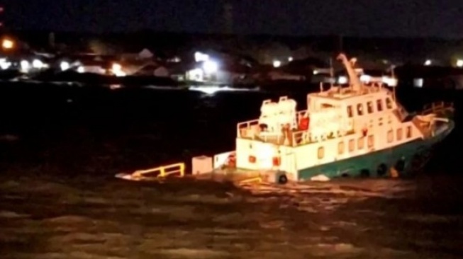 Detik-Detik Penyelamatan ABK Kapal Bocor di Selat Madura