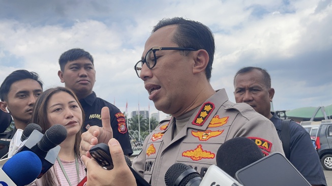 Kabid Humas Polda Metro Jaya, Kombes Ade Ary Syam Indradi memberikan keterangan mengenai tiga media sosial yang ajak anak pelajar ikut aksi 25 Agustus 2025 silam. [Suara.com/M Yasir]