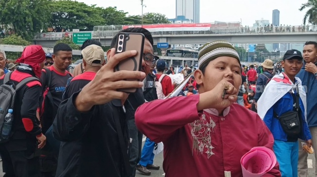 Selebgram Muhammad Badru dalam aksi demo buruh di depan gedung DPR RI, Senayan, Jakarta, Kamis, 28 Agustus 2025. [Suara.com/Adiyoga Priyambodo]